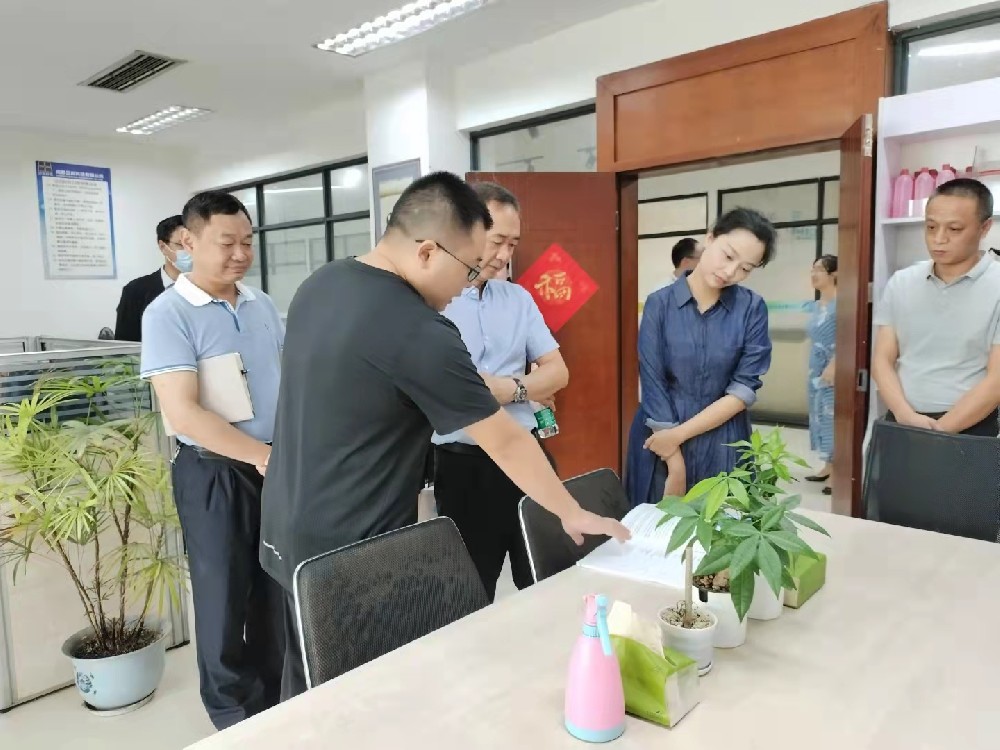 1724913068344428 四川省就业局副局长龙树贵光临见田科技视察领导