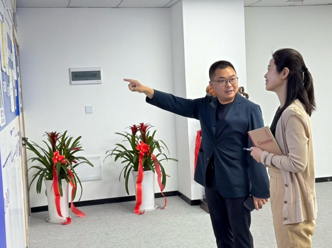1745807784756538 芯谷服务局谢爽局长率队调查见田科技